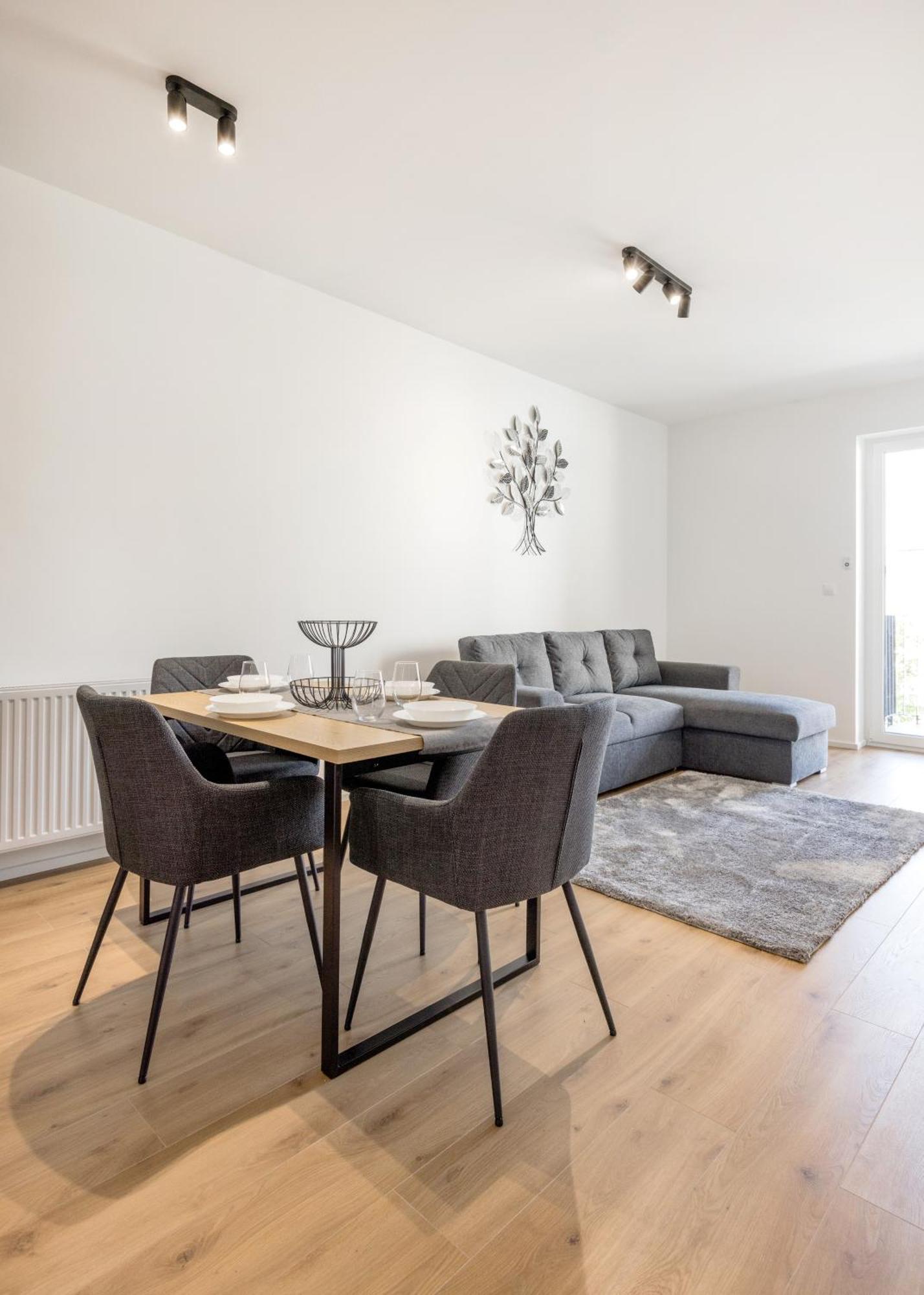 Apartment Sleek With Balcony And Parking *