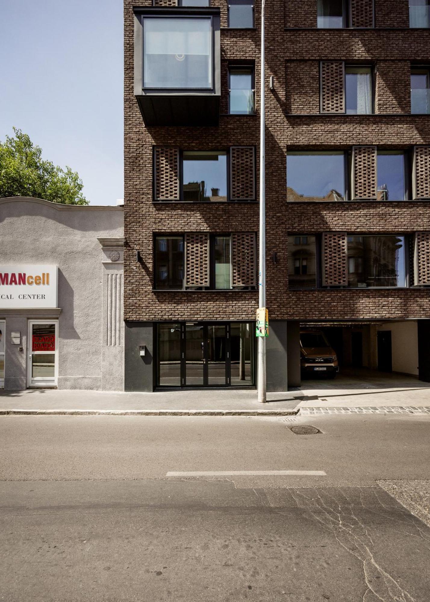 Apartment Sleek With Balcony And Parking *