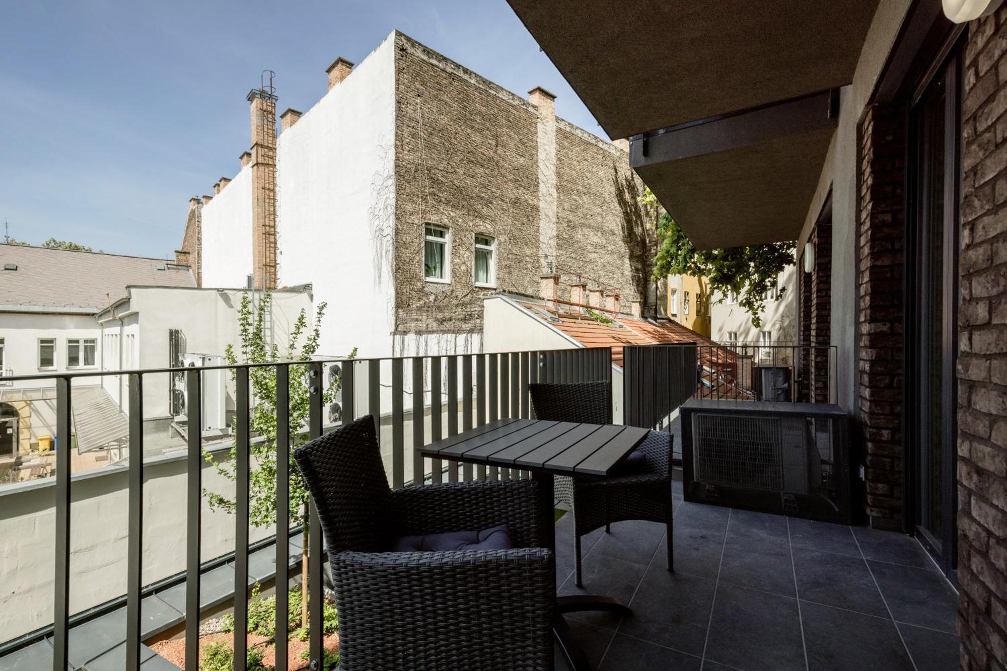 Sleek With Balcony And Parking Apartment Budapest